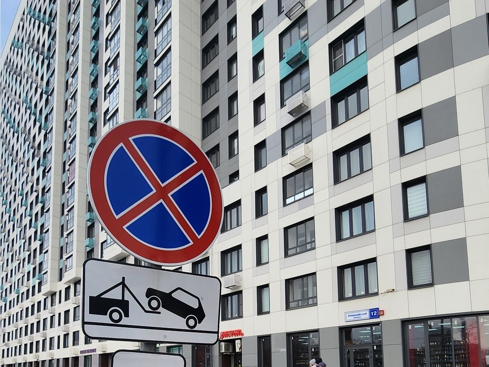 Оставлять машину на парковке ночью у местного ТЦ  больше нельзя — введен запрет