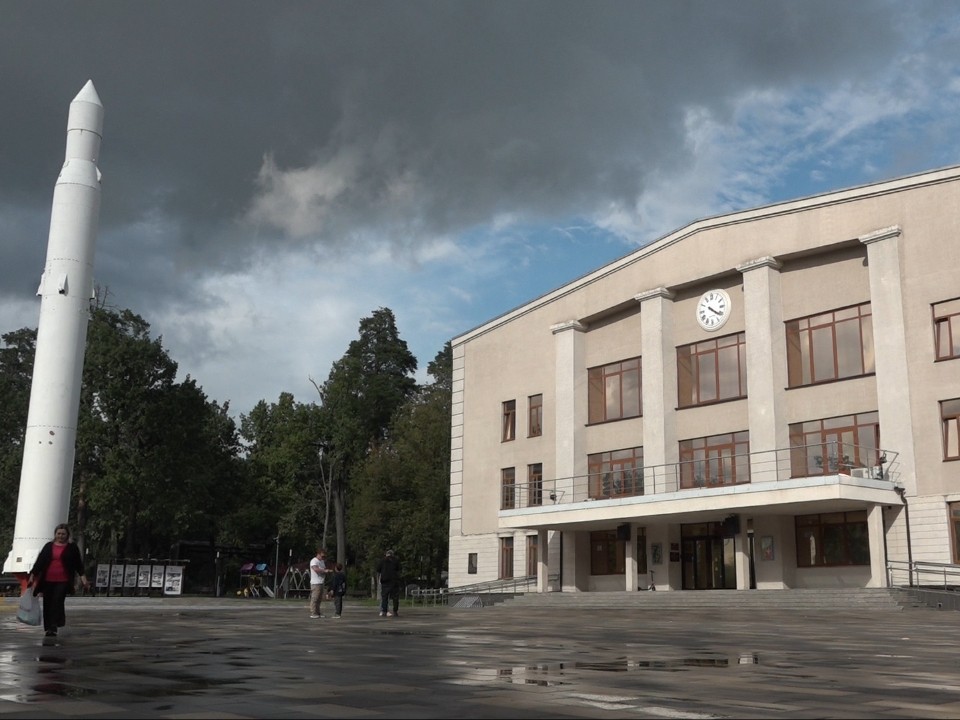 На площади Дворца культуры во Власихе зальют временный каток
