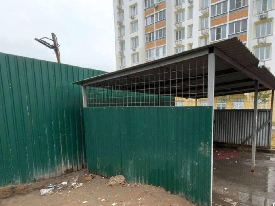 Сотрудники УК провели уборку контейнерной площадки на ул. Доркина в Дзержинском