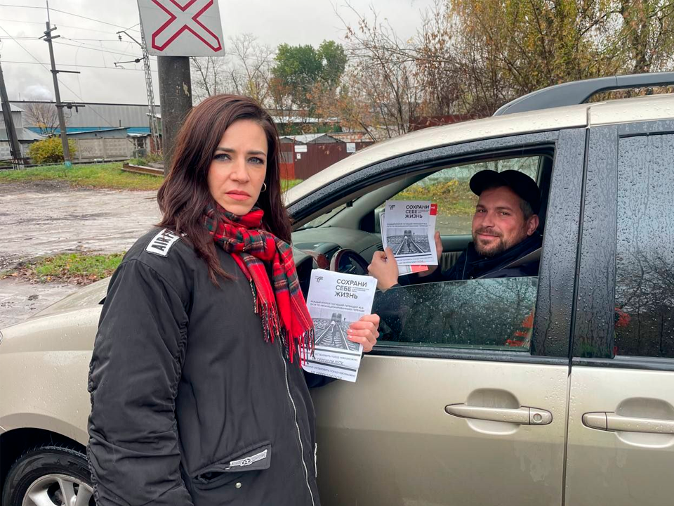 Водителям напомнили о безопасности переезда на железнодорожных путях