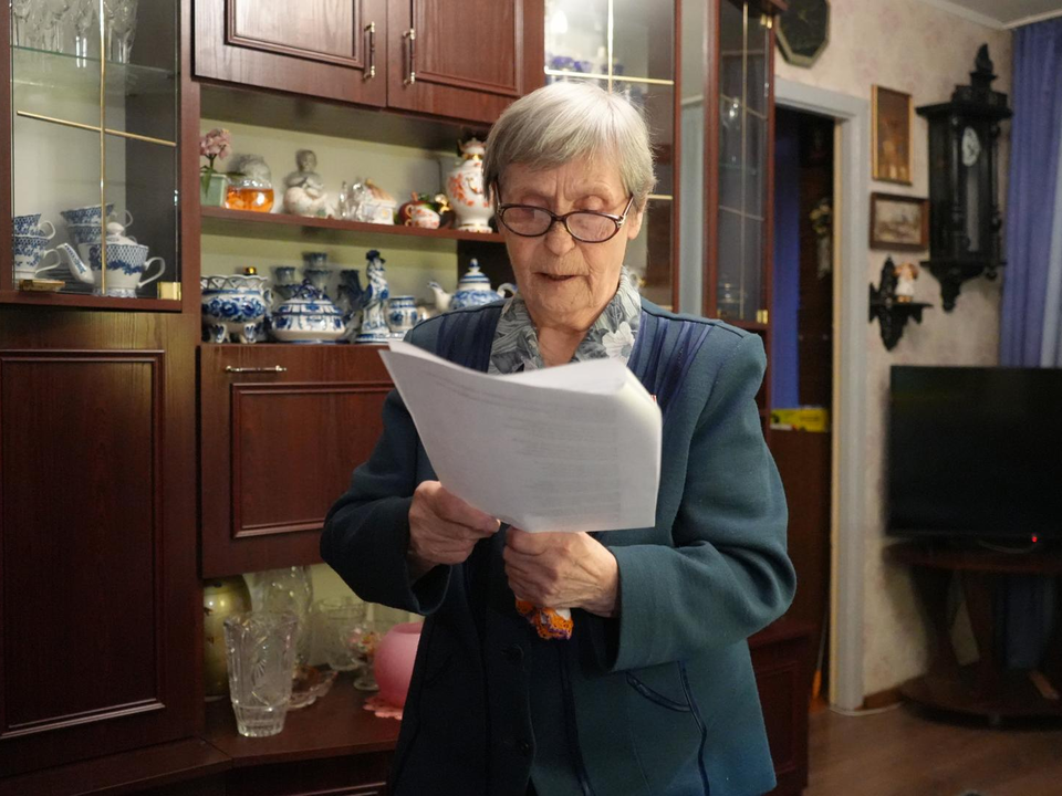 Учительница из Подмосковья отправляет коробки с леденцами на фронт