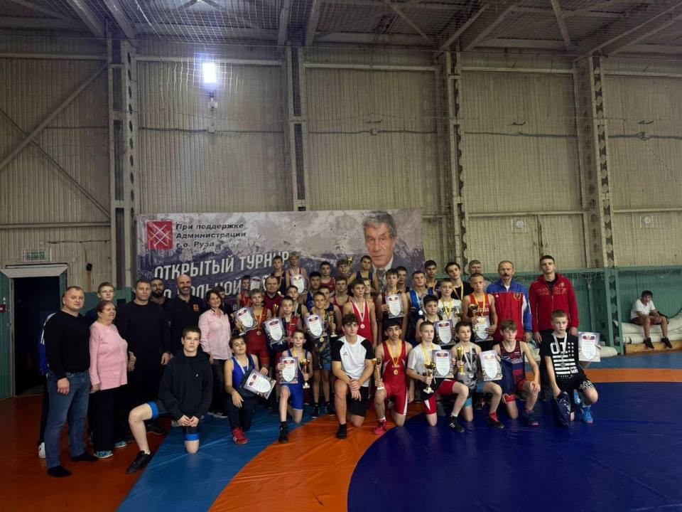 Около 60 спортсменов приняли участие в соревнованиях по борьбе, посвященных памяти Головешкина