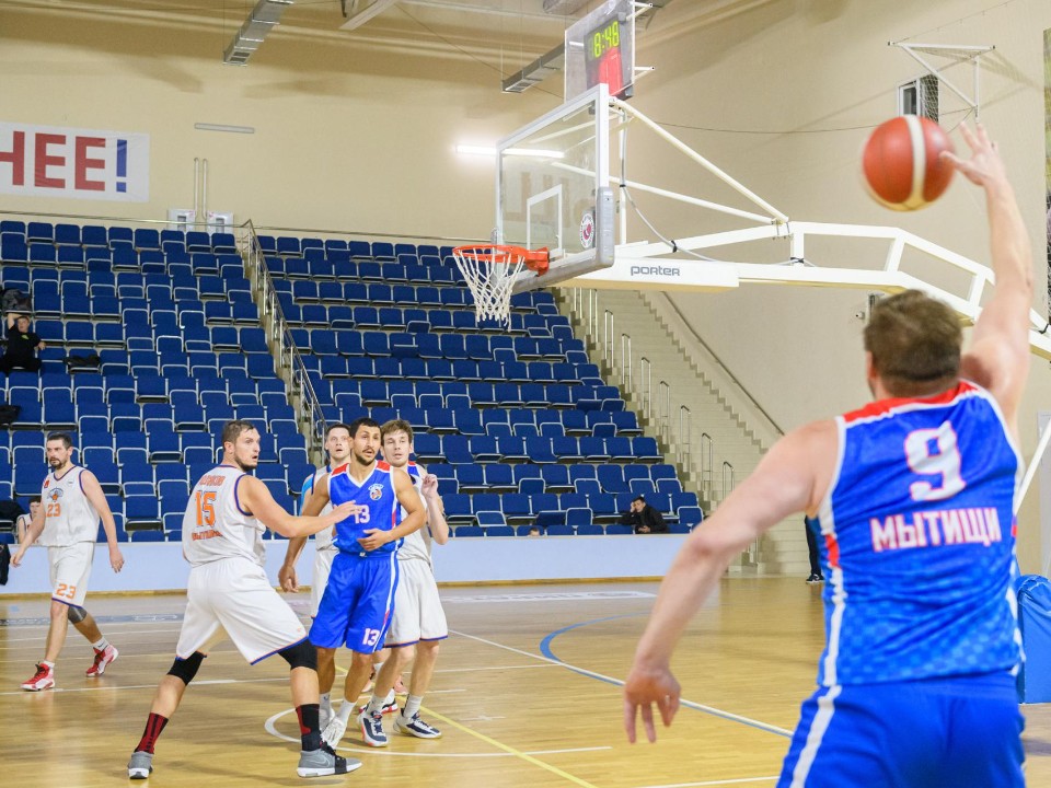 В Лыткарине сразились баскетболисты команд «Кристалл» и «Мытищи»