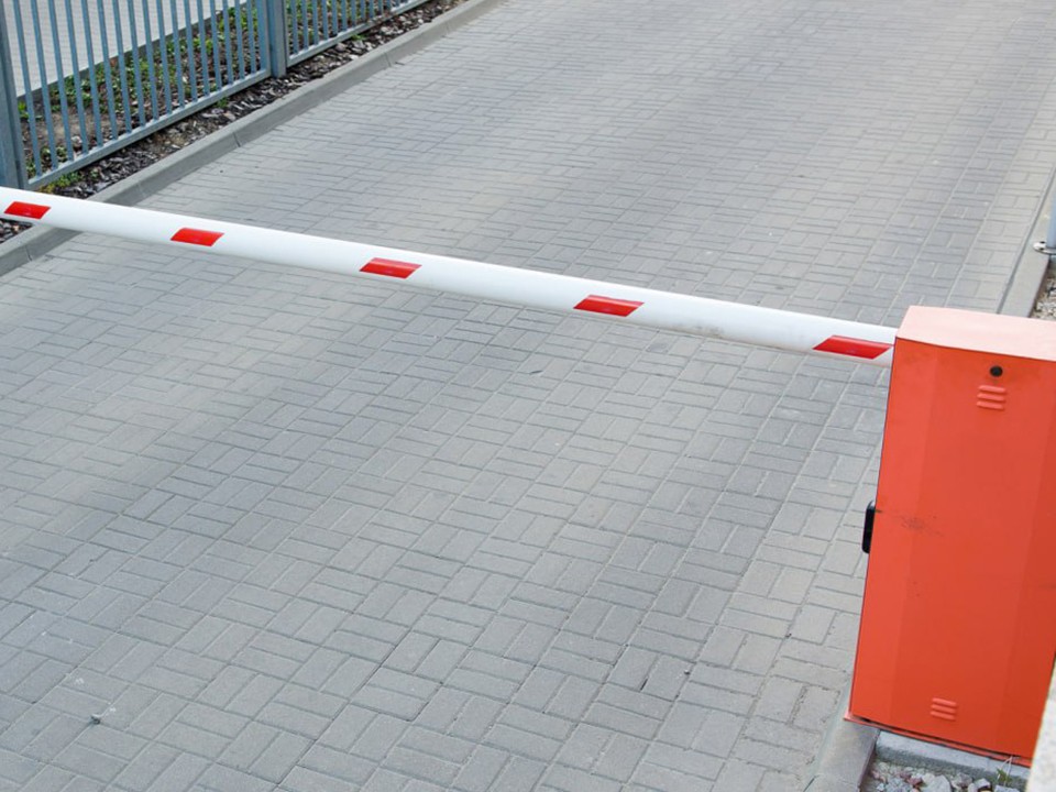 Отечественная легковушка врезалась в шлагбаум у ТЦ «Б-класс»