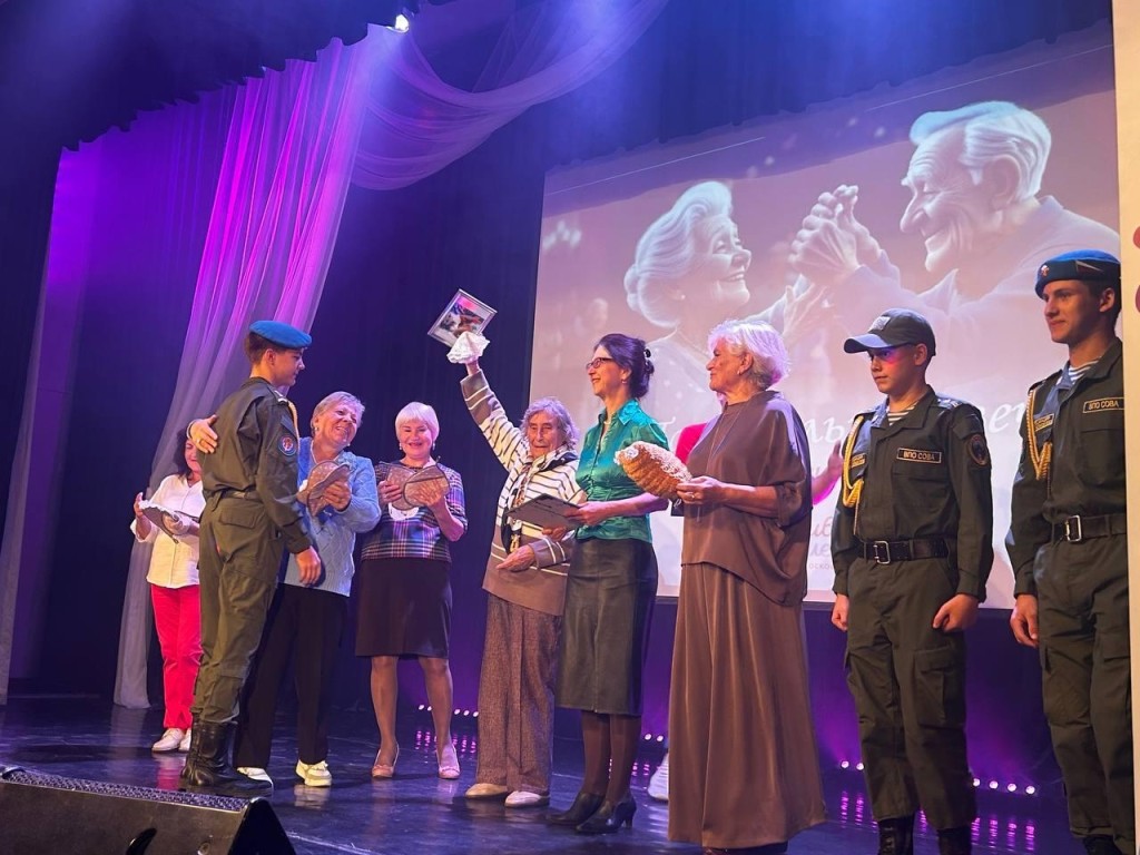 Для пенсионеров устроили дискотеку в «Восходе»