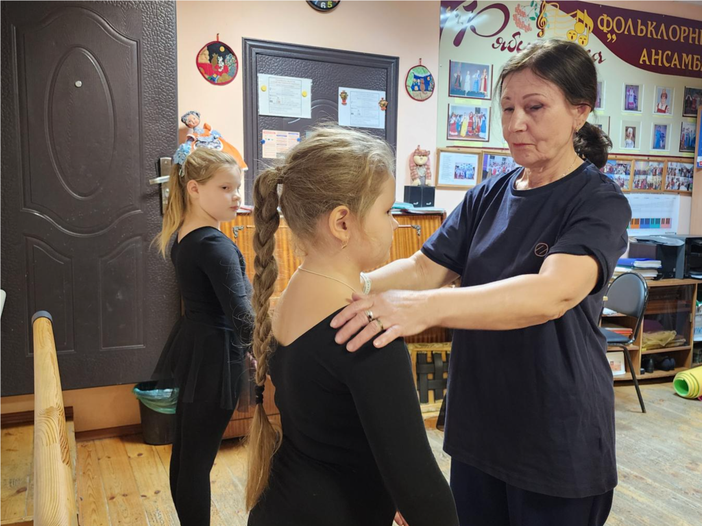 Фольклорным танцам учит в детской школе искусств в Кашире новый педагог