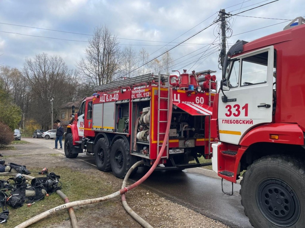 В Истре спасатели ликвидировали пожар в трехэтажном частном доме