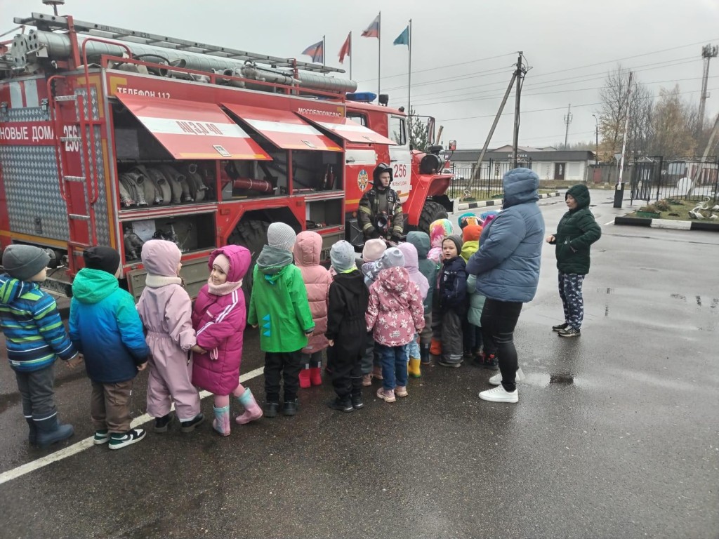 Урок безопасности: пожарные провели экскурсию для детсадовцев в Электростали
