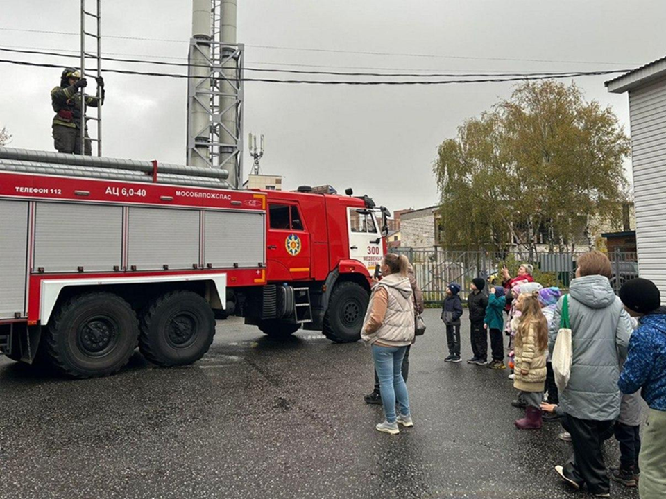 Спасатели научили учеников Медвежье-Озерской школы тушить пожары