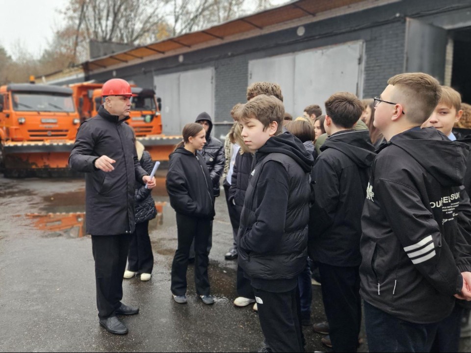 Школьники из Жуковского проверили гараж и спецтехнику для уборки улиц