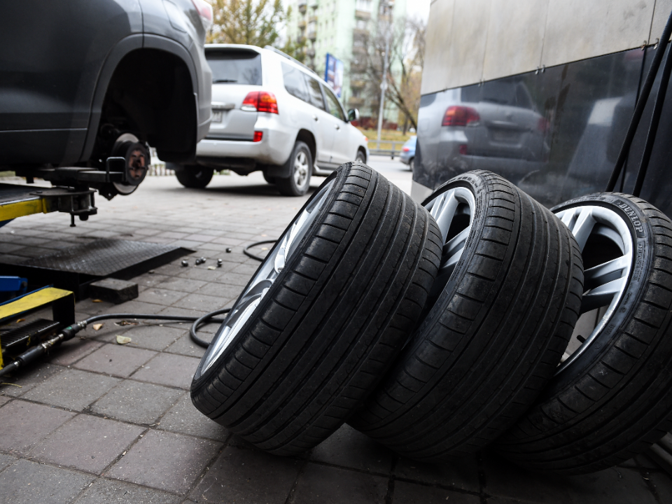 Шиномонтажник назвал идеальные дни для замены летней резины на зимнюю