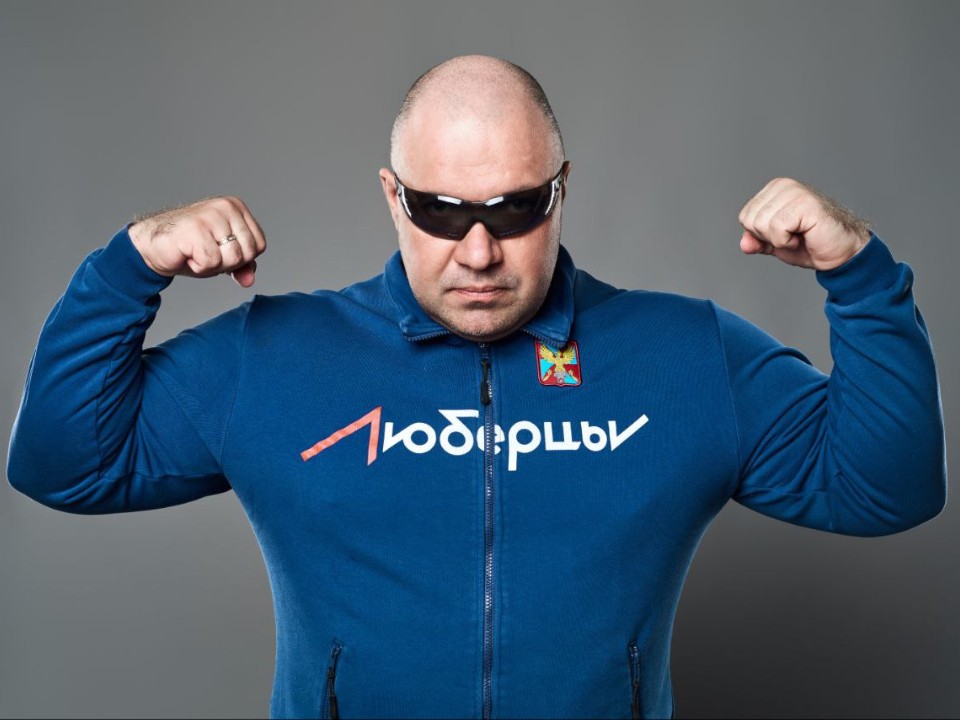 Спортсмен из Люберец готовит рекорд по удержанию автомобиля весом в тонну