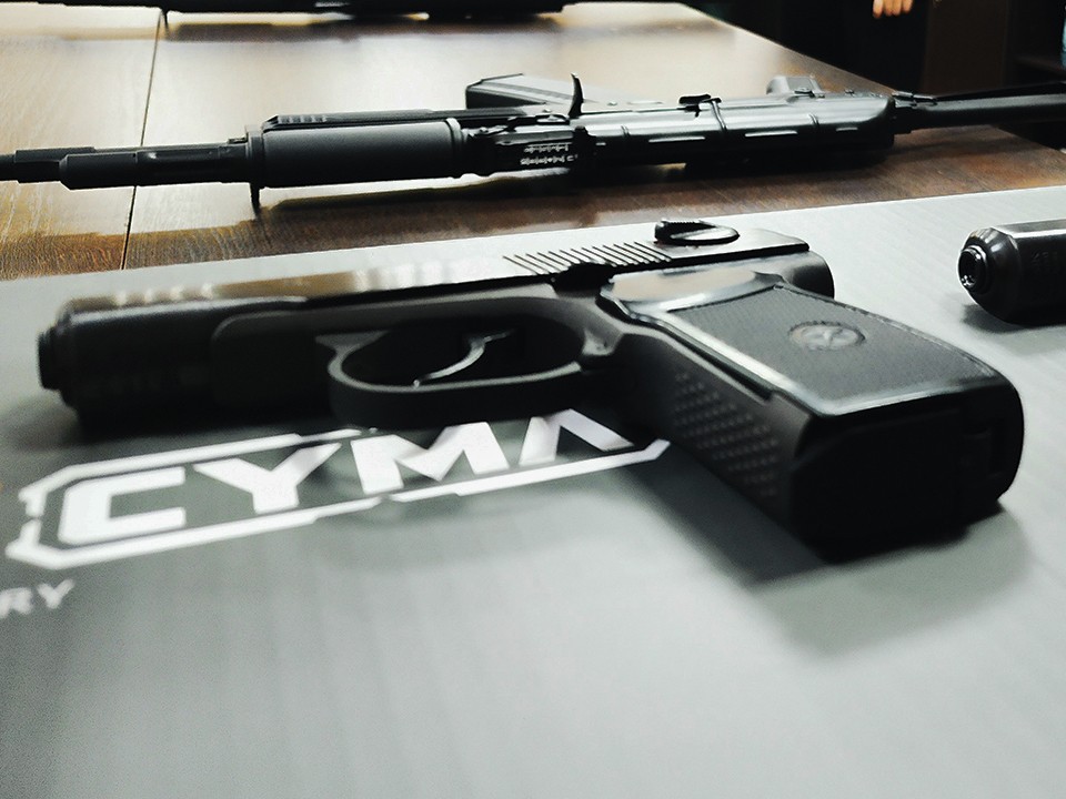 Ветераны СВО вместе с учениками школы №3 на уроке стреляли из пистолета Макарова