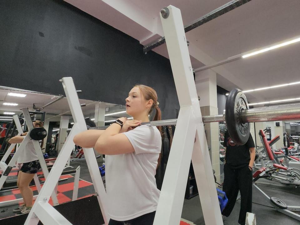 Дисциплина и ОФП: как спортсменка готовится поднять 137 кг и установить новый рекорд
