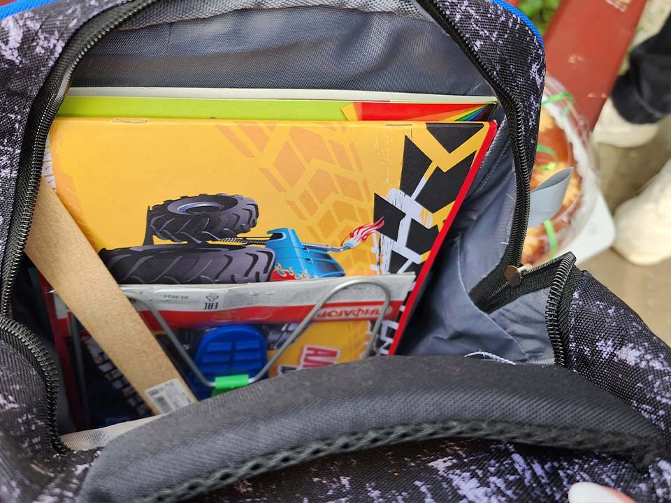 В Андреевке потерянный школьный рюкзак нашли с помощью соседей и соцсетей