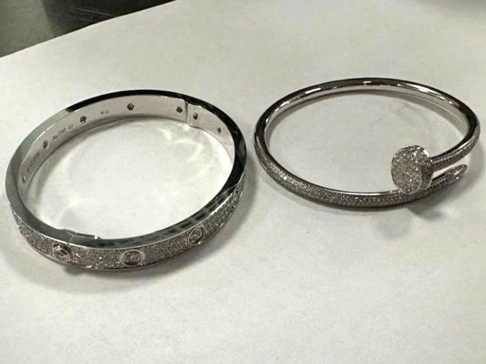 Таможенники в Домодедово обнаружили в обуви пассажира два люксовых браслета