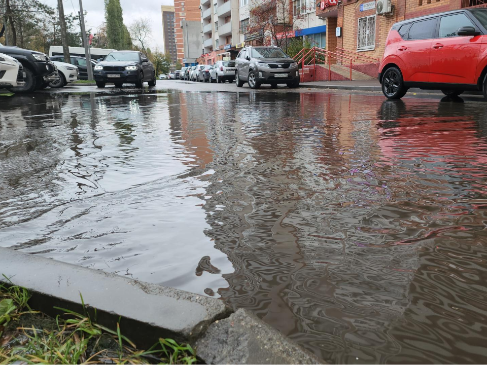 Люберецкие коммунальщики откачали озеро на тротуаре, образовавшееся в результате дождей