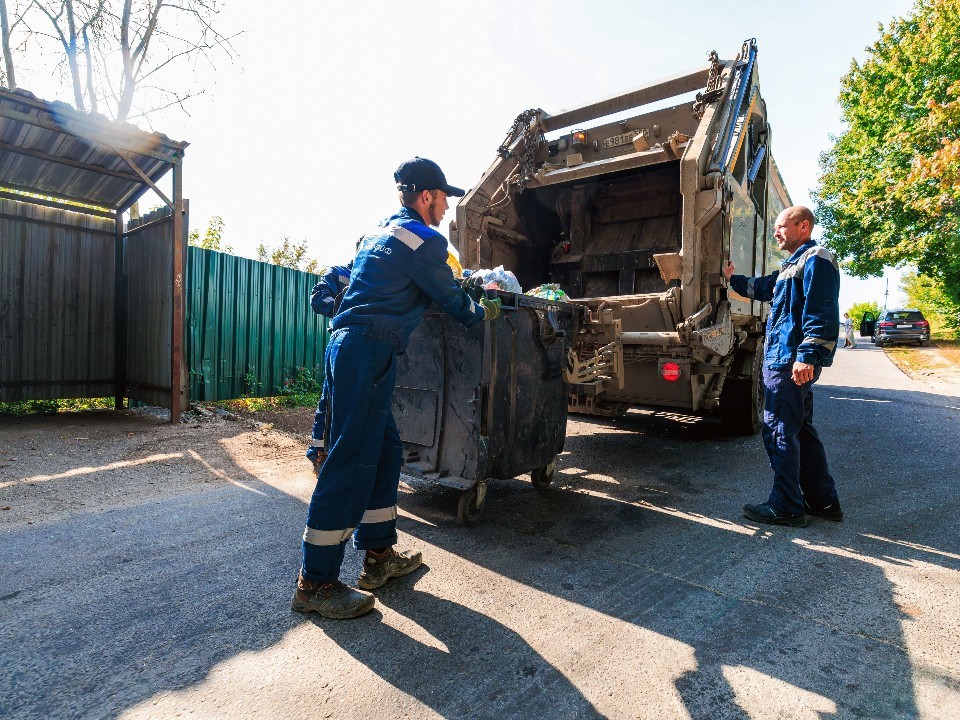 РЭО представил предварительные результаты закупок контейнеров и спецтехники регионами