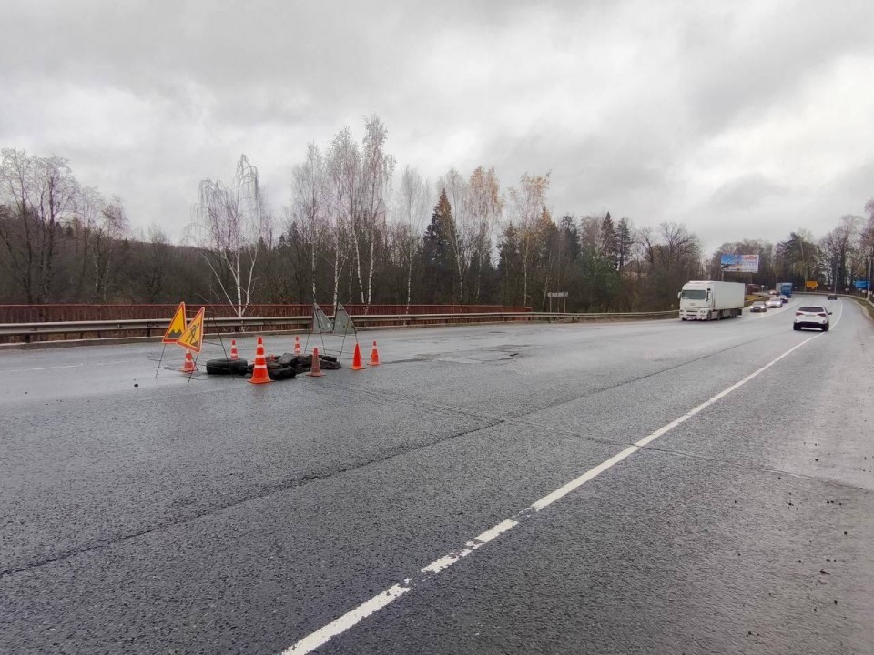 На мосту через реку Скалбу в Пушкинском округе ведутся ремонтные работы