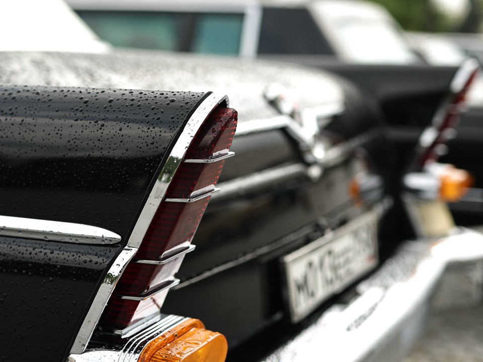 Восстановленные и на ходу: десятку блестящих хромом «Чаек» заметили в Мытищах