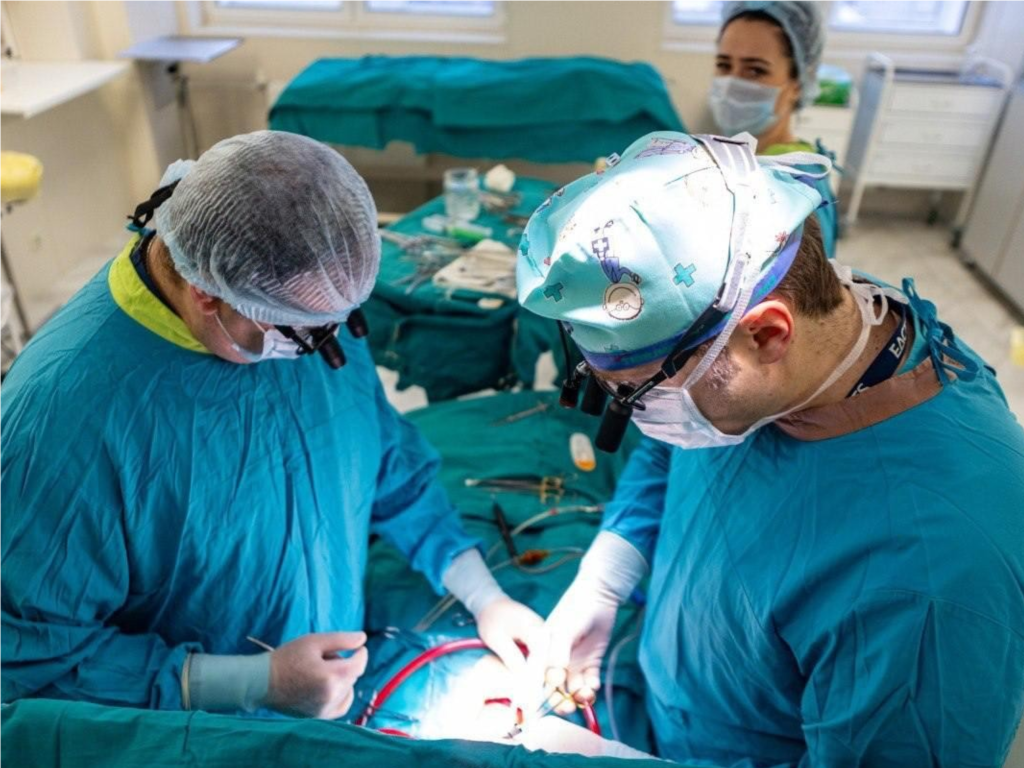 Смогли сохранить жизнь: врачи спасли молодую девушку после ДТП