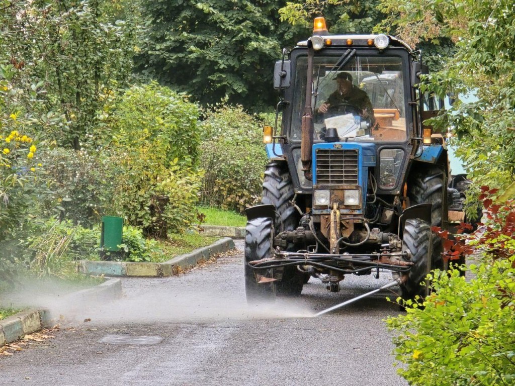 Можайские коммунальщики привели в порядок 200 дворов и дорог в округе