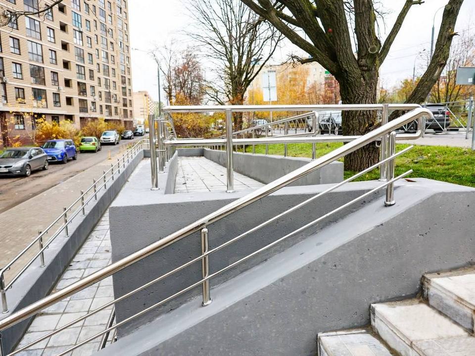 Жители улицы Колпакова теперь могут спускаться к жилым домам по новой лестнице с пандусом