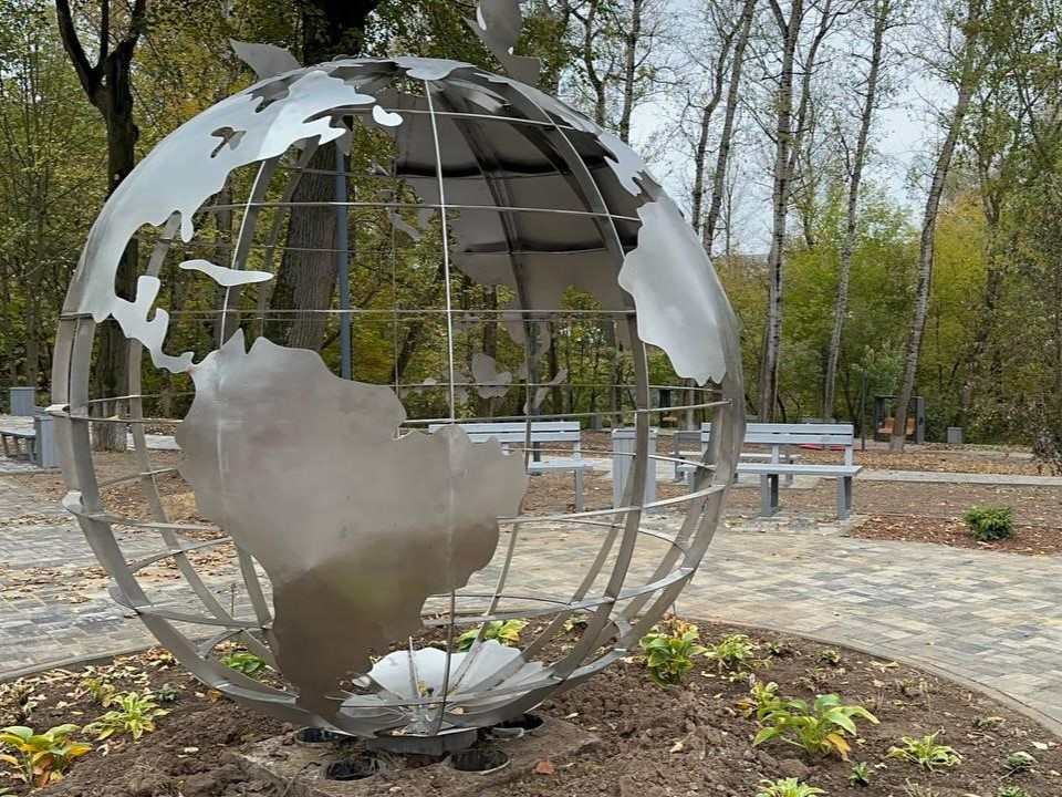 Земной шар установили в центре обновленного сквера микрорайона Венюково