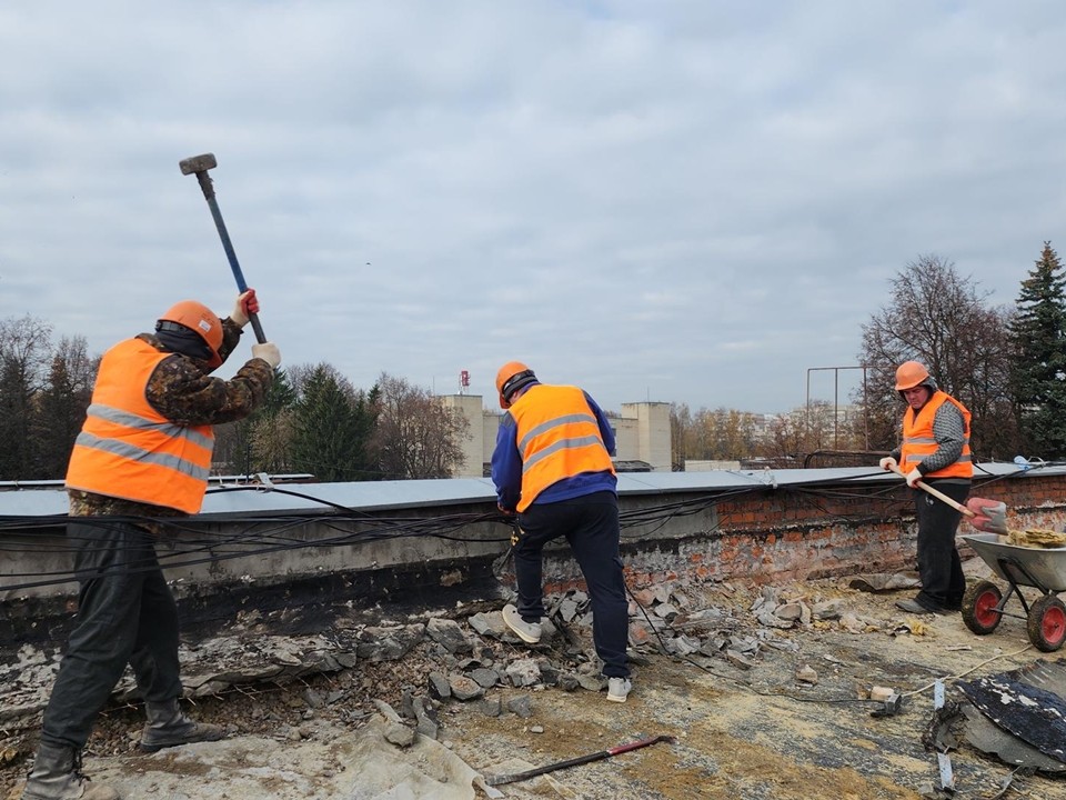 Строители разобрали старую крышу и монтируют новую в ДШИ «Синтез»