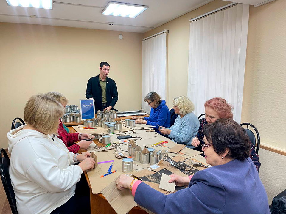 Зарайские волонтеры-пенсионеры возобновили выпуск окопных свечей для военных