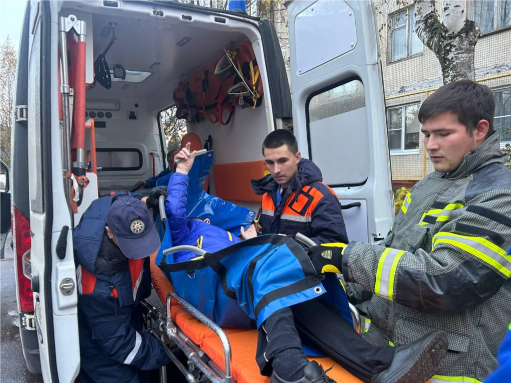 В Солнечногорске спасатели вскрыли дверь в квартиру, где находилась пенсионерка