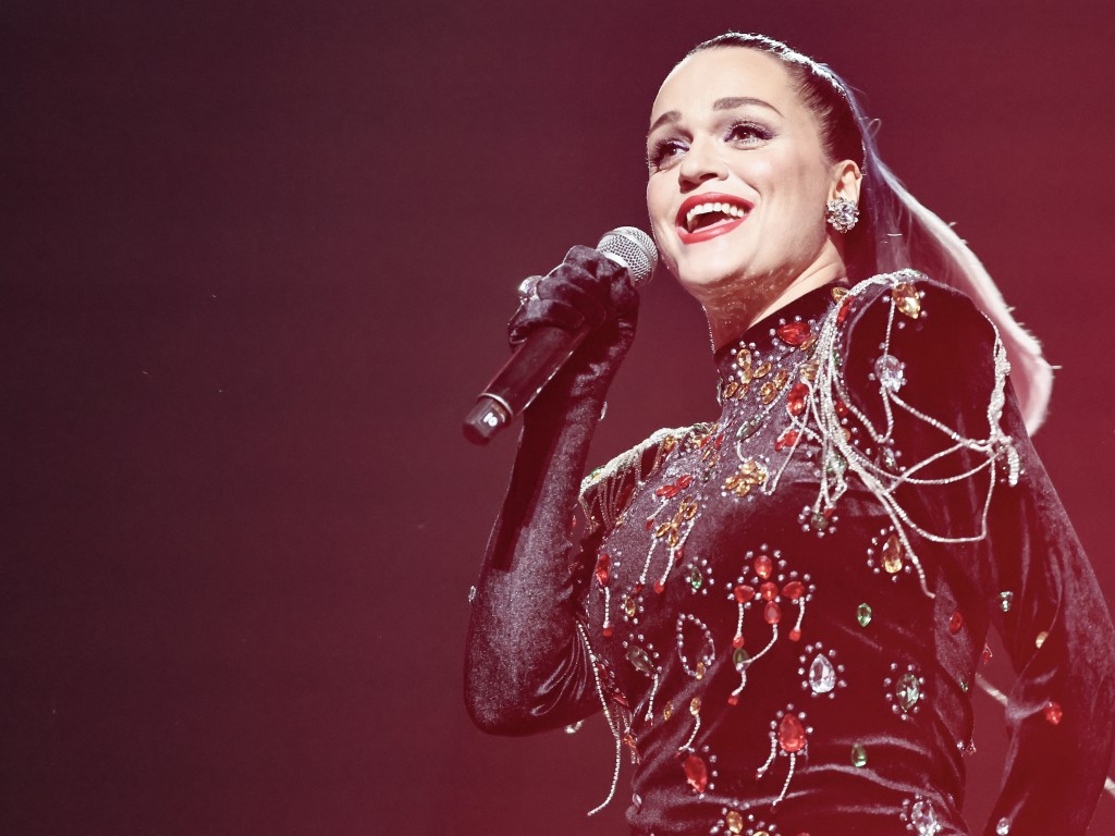 Разгневанная Слава: певица намерена судиться с программой «Судьба человека»