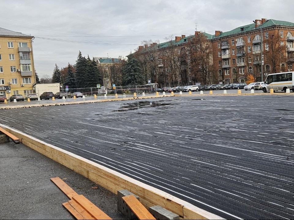 На главной площади Жуковского начали монтировать каток