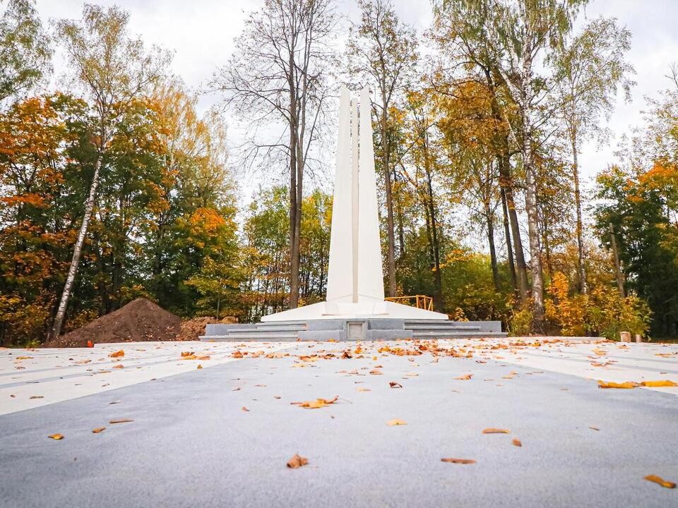 В Майданово установили центральную стелу с Вечным огнем