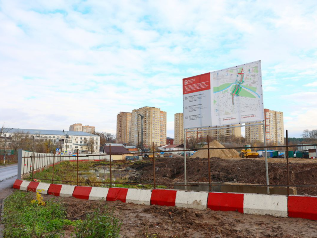 Строители бетонируют сваи нового моста через реку Клязьму в Пироговском