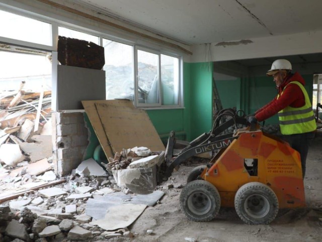 Образование будущего: ученикам показали, как роботы ремонтируют школу №5