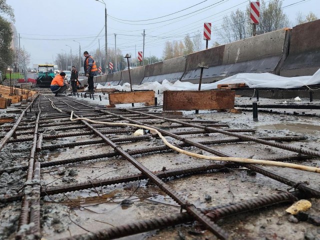Рабочие подготовили основание для укладки слоя бетона на половине моста через реку Рожайку