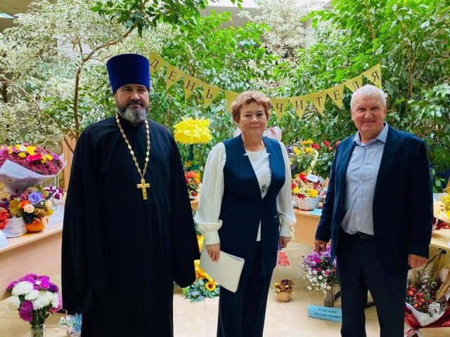 Педагогов Серебряных Прудов поздравили с Днем учителя