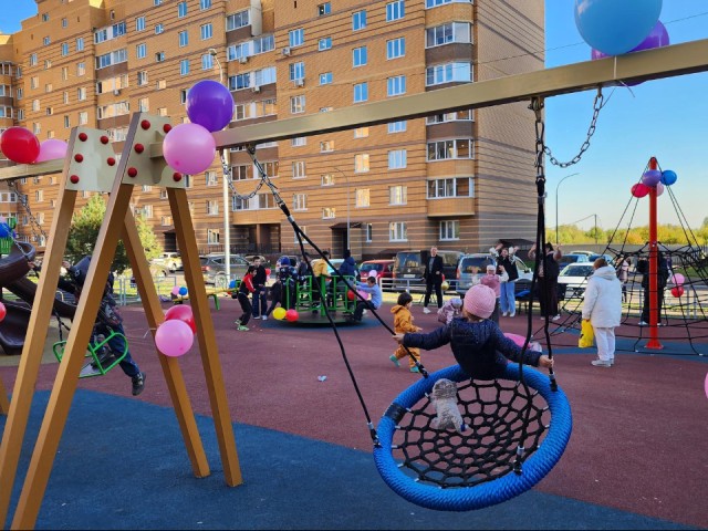 Новую детскую игровую площадку открыли в ЖК «Новоснегиревский»