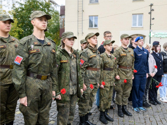 Юнармейцы и студенты Лыткарина возложили цветы к мемориалу «Звезда израненная»