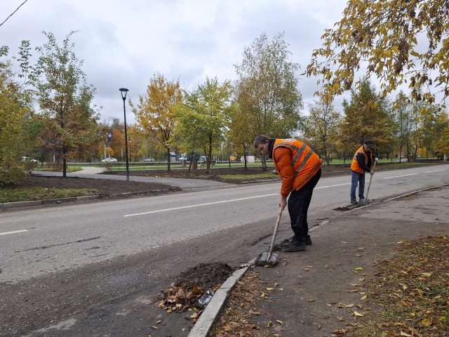 Рабочие обновили 15 элементов на детских площадках в Электростали