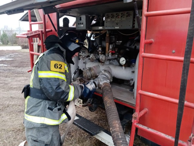 Пожарные проверили гидранты в селе Ловцы