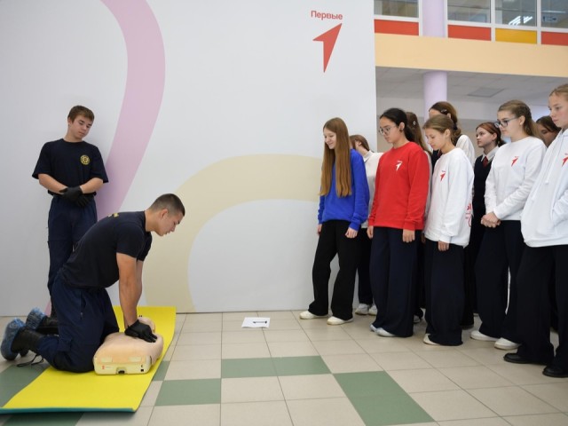 Школьники Дмитрова научились останавливать кровотечение и «заводить» сердце