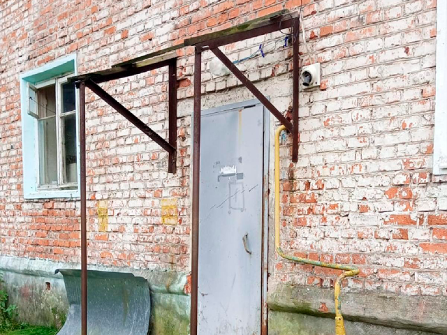 В доме №11 на Парковой улице в Микулино установят козырек над подъездом