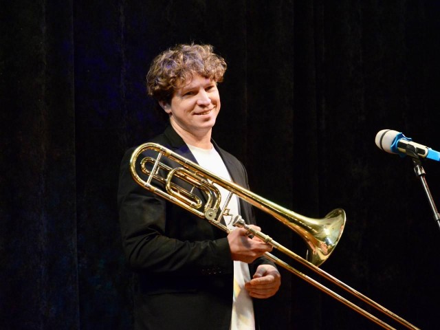 Жители разных возрастов слушали красивую музыку в ДК Можайска