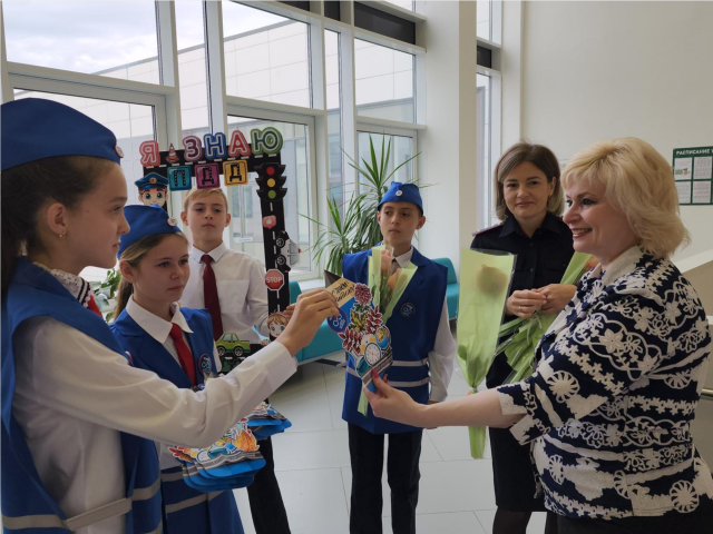 ЮИД поздравили педагогов с Днем учителя в Луховицкой школе №1