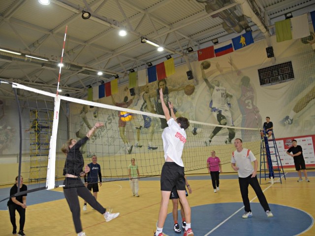 В Лотошине педагоги выиграли у школьников в волейбол со счетом 3:1
