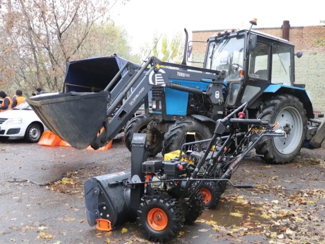 Техника, дворники, смеси: что еще проверяют в УК перед зимой