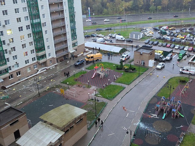 Разворотило лифт, автомобили завалило обломками: ущерб после атаки БПЛА в Красногорске оценят, людям окажут помощь