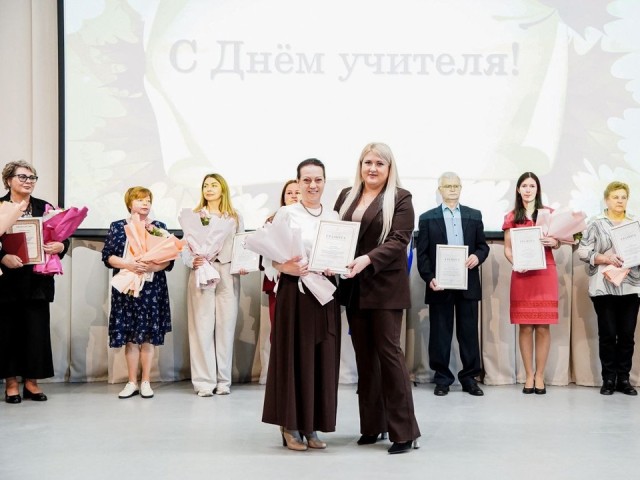 «Вы их учите дружить и творить»: замглавы Шатуры поздравила педагогов округа